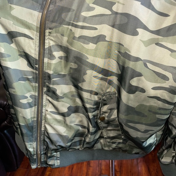 Torrid Camo Bomber Jacket Size 4 - Picture 3 of 7
